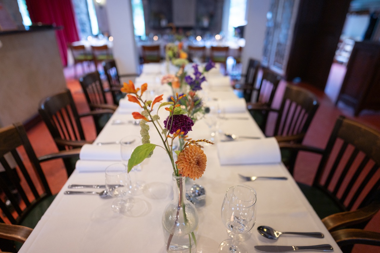 Trautisch am Fluss im Ricordo Lüdinghausen – romantische Hochzeitslocation im Münsterland mit idyllischem Gartenblick.